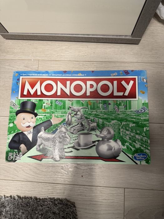 Настольные игры: супер фермер, компелкт шахмат, карты, монополия