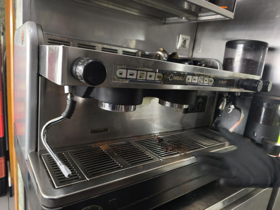 Máquina de café, moinho e lavar chávinas