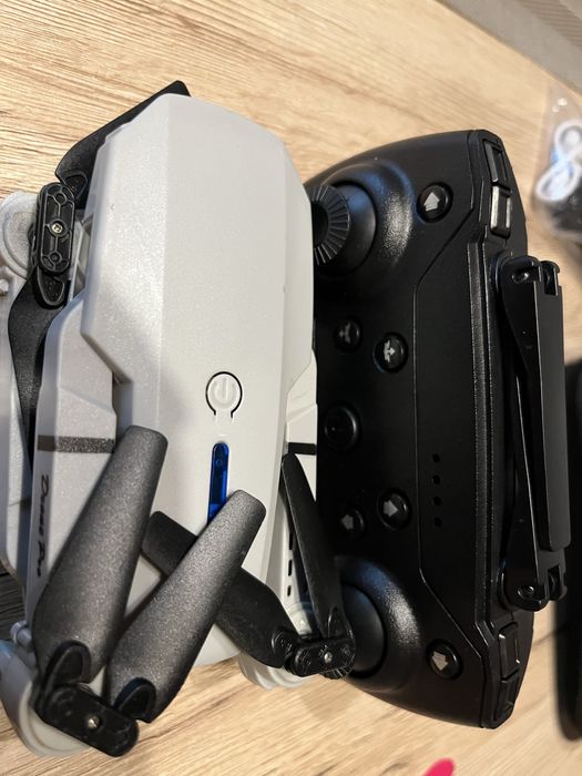 Dron z kamerami składany