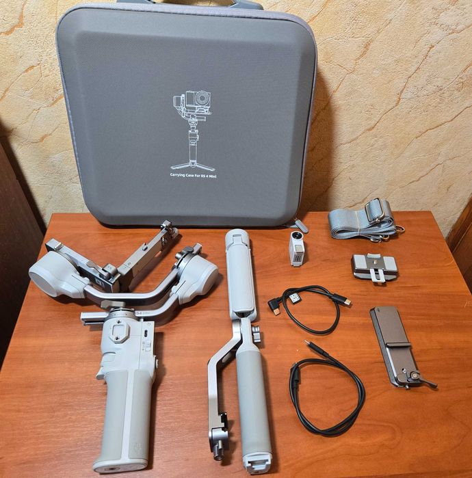 Новий стабілізатор DJI RS 4 Mini Combo — повный комплект