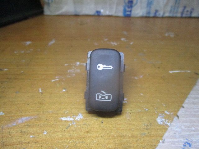 Botão / interruptor trancar portas SKODA Octavia I Break (1U5)