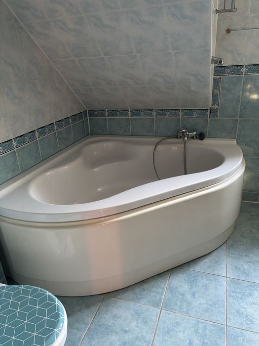 Wanna narożna z baterią