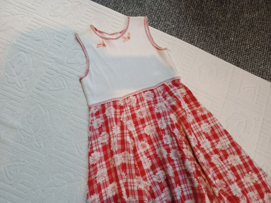 Sukienka w kwiaty 140