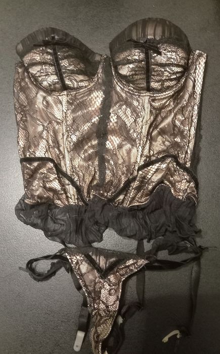 Gorset razem z stringami rozmiar S. 36 B. Używany zestaw.