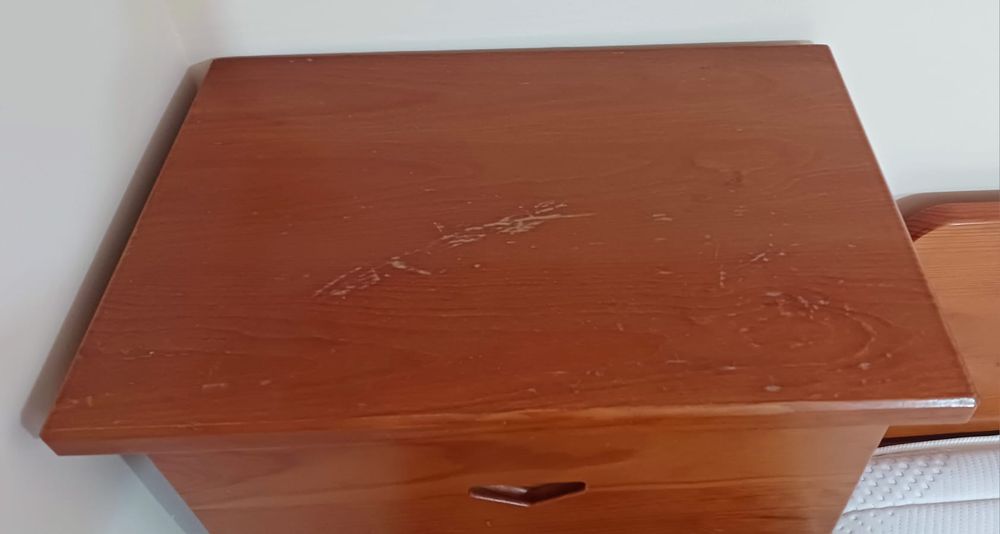 2 Camas com mesinhas de cabeceira em tom cerejeira