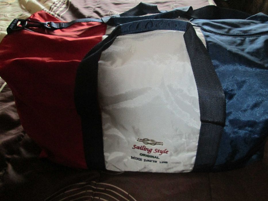 saco de viagem da marca Mike Davis e mochila Tui