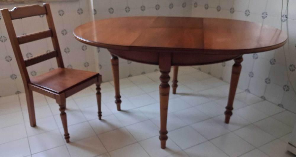 Mesa extensível e quatro cadeiras em madeira maciça de cerejeira