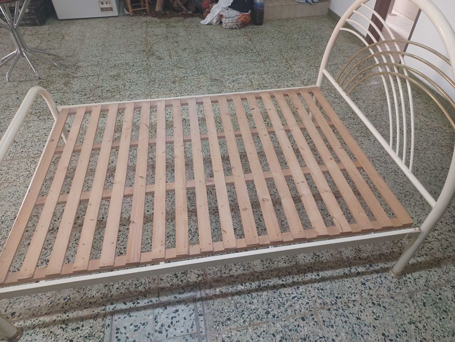 Cama de ferro estilo moderno