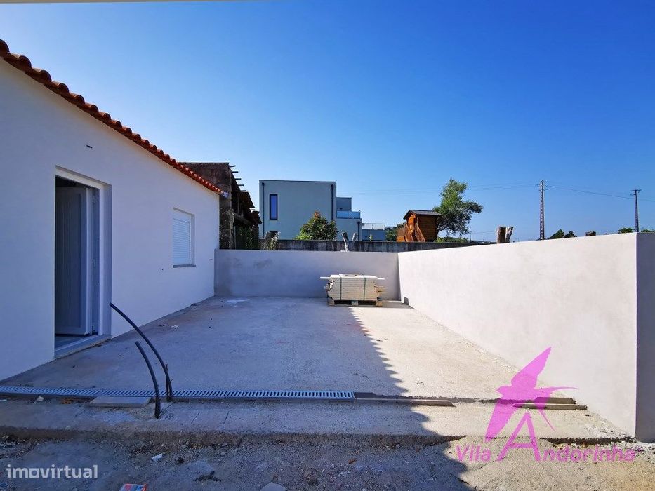 Moradia térrea T2 nova em Lanheses com logradouro