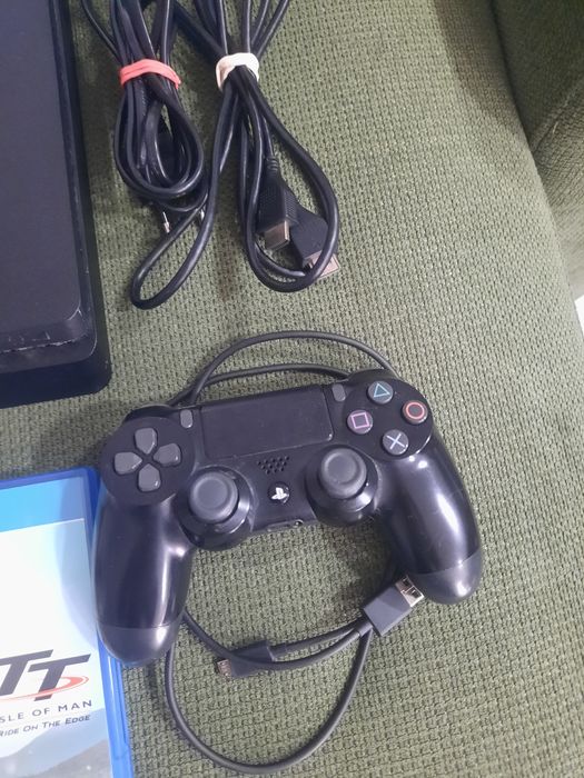 Playstation 4 inclui comando e jogos