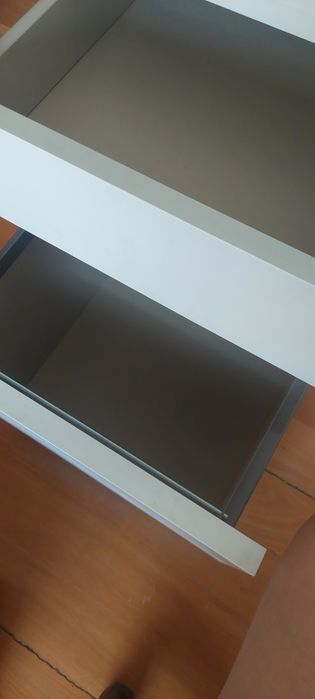 Móvel de arquivo branco