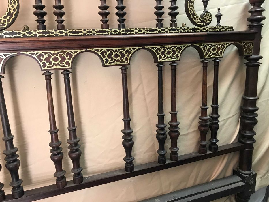 Cama muito antiga em pau preto