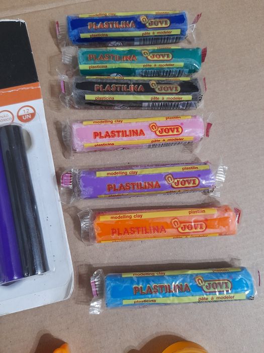 Conjunto de barras de plasticina e moldes