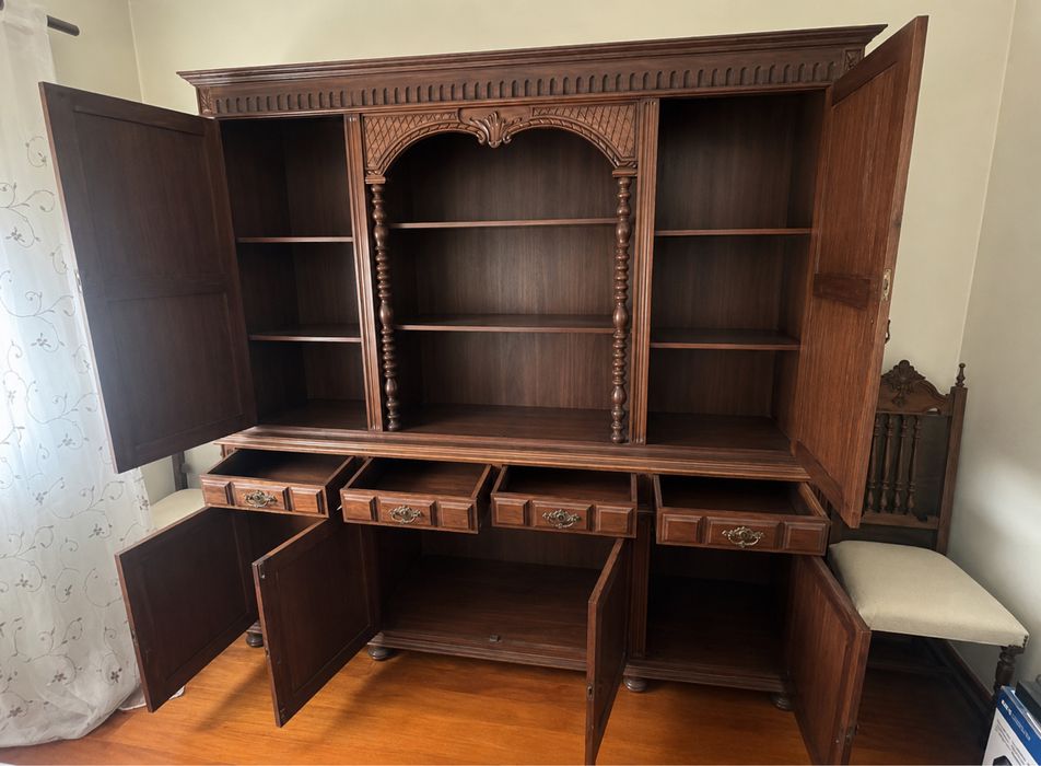Conjunto de sala de jantar em madeira maciça