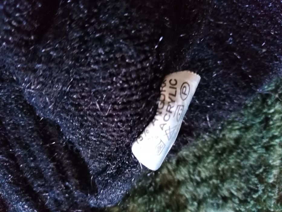 Czarny sweter wełniany