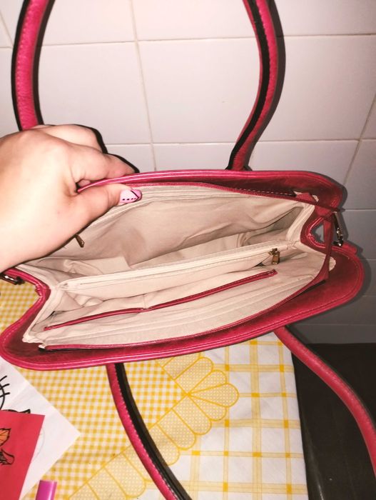 Vendo carteira com pouco uso bastante espaçosa