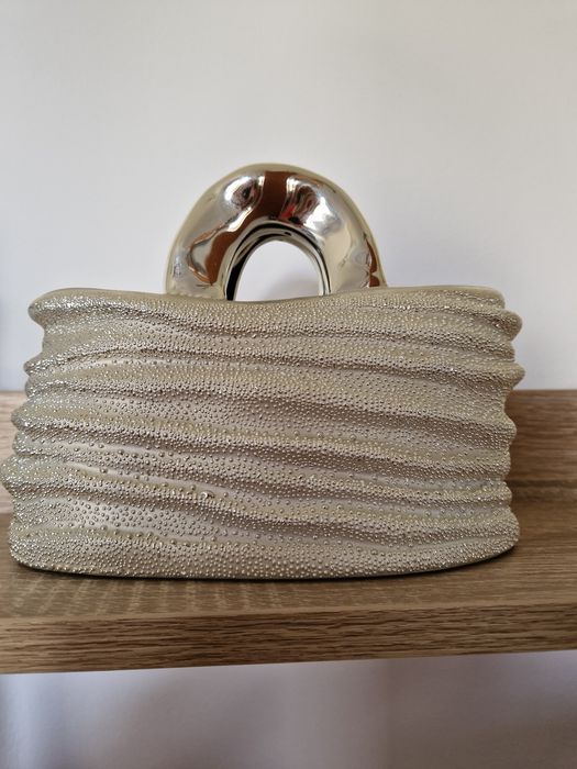 Cesto cor prata para decoração.