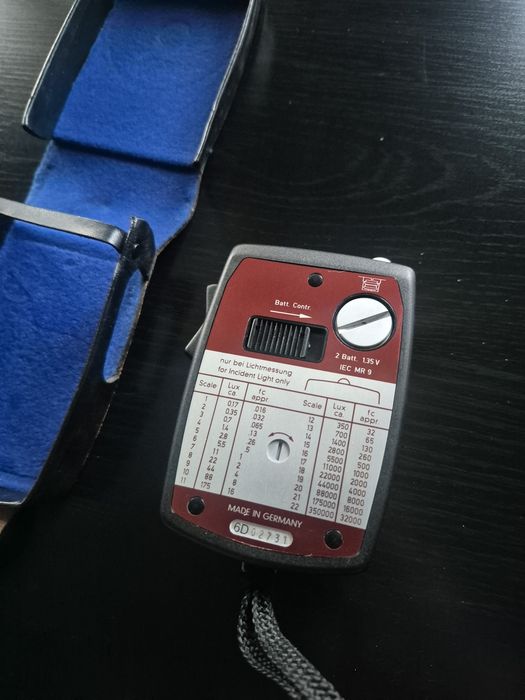 fotómetro analógico de mão Gossen Lunasix 3. 
Este dispositivo mede a