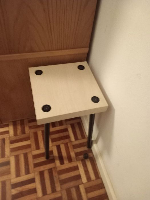 Mesa de apoio com 2 bancos