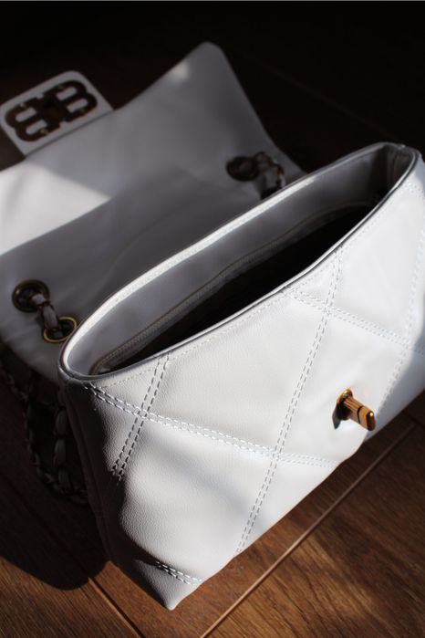 Біла жіноча сумка
