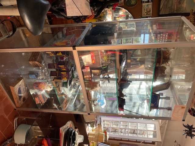 Estante de alumínio com prateleiras de vidro (só a estante)