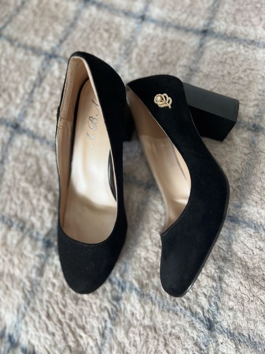 Продам туфлі на каблуку