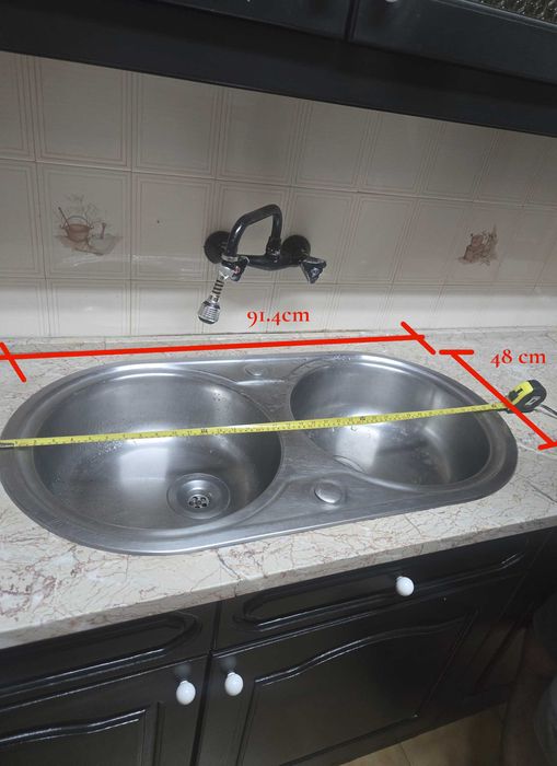 Armário de cozinha em madeira escura