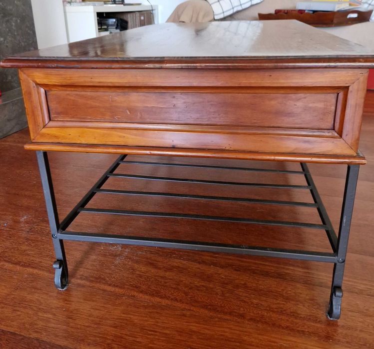 Mesa de Apoio  frente sofás