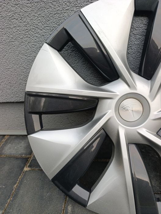 один ковпак tesla model Y R19