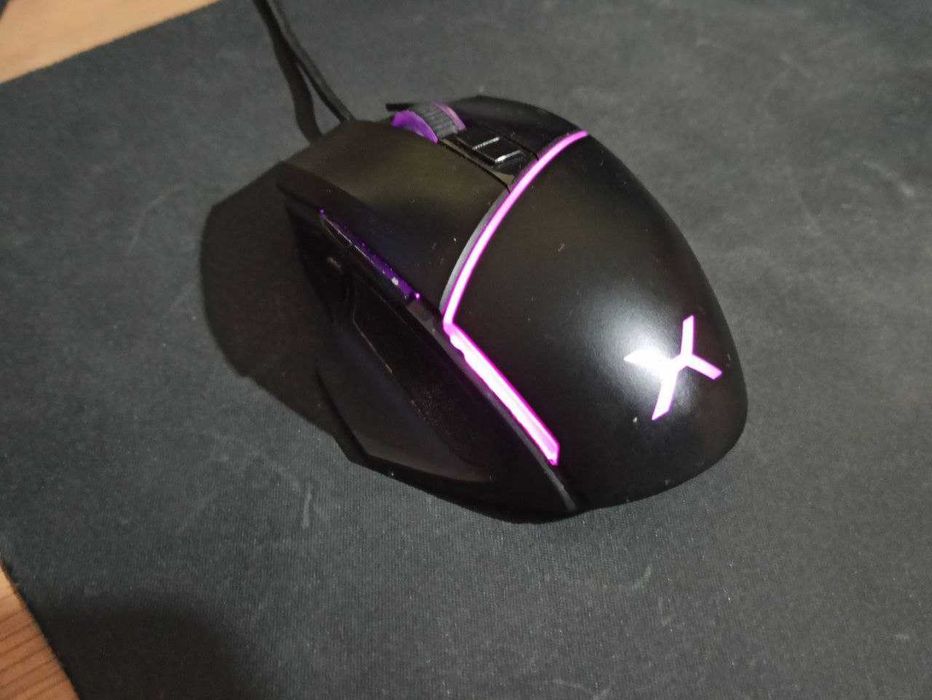 Dwuletni komputer PC AMD z monitorem GIGABYTE oraz klawiaturą i myszą