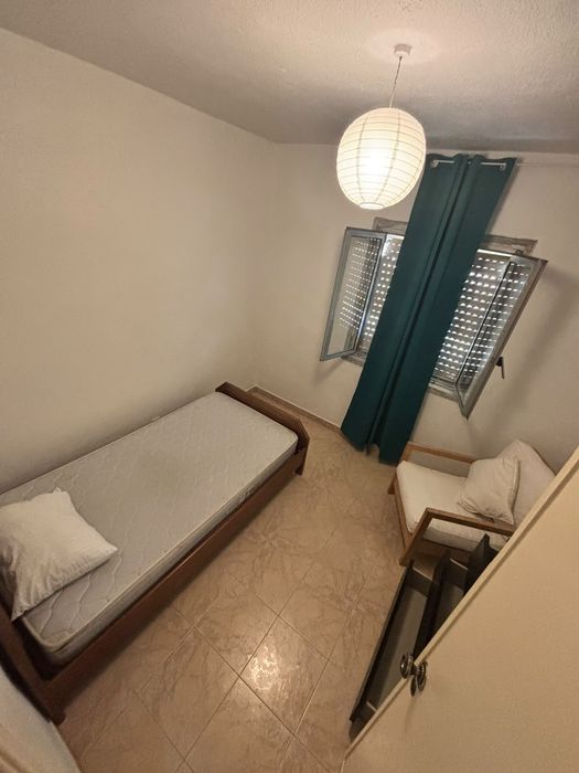 ALUGO QUARTO INDIVIDUAL EM MORADIA  junto ao Shopping Alegro Sintra