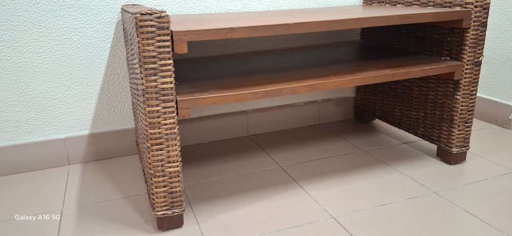 Mesa Centro ou TV / Wooden and straw coffee table