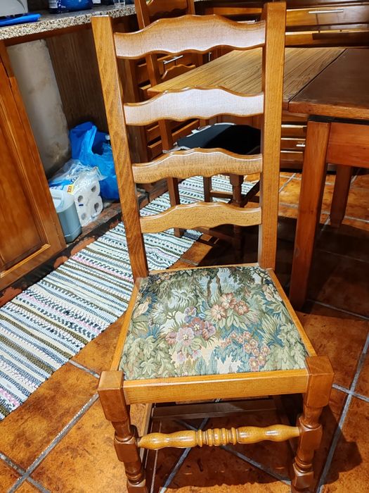 Vendo mesa de jantar em madeira com 6 cadeiras