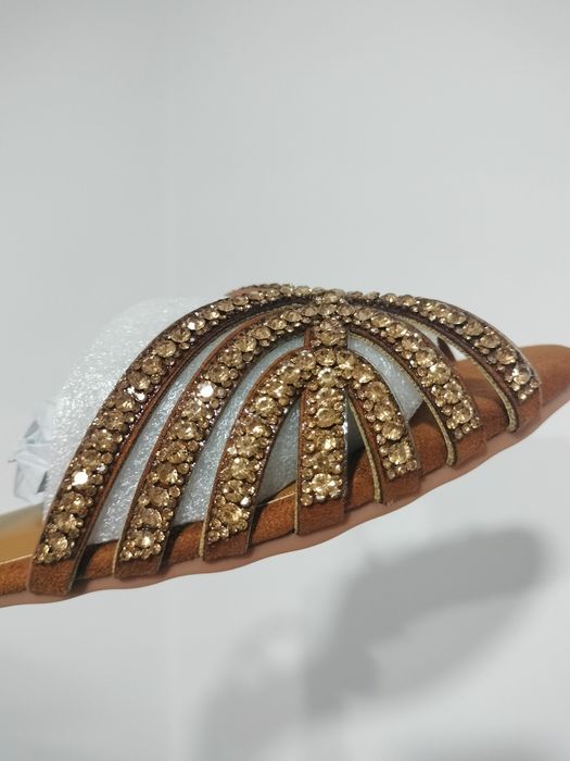 Vende se sandálias novas para mulher