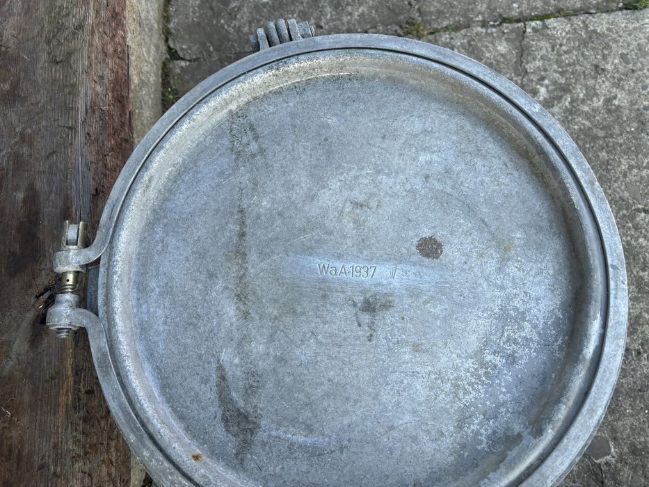 Stary aluminiowy niemiecki pojemnik na proch