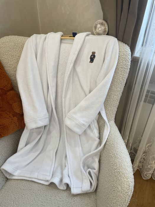 Оригінальний брендовий білий халат від Polo Ralph Lauren із фірмовою вишивкою ведмедика на грудях.