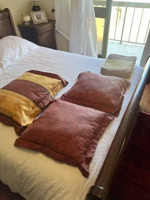 Colcha de cama + almofadas + cortinas