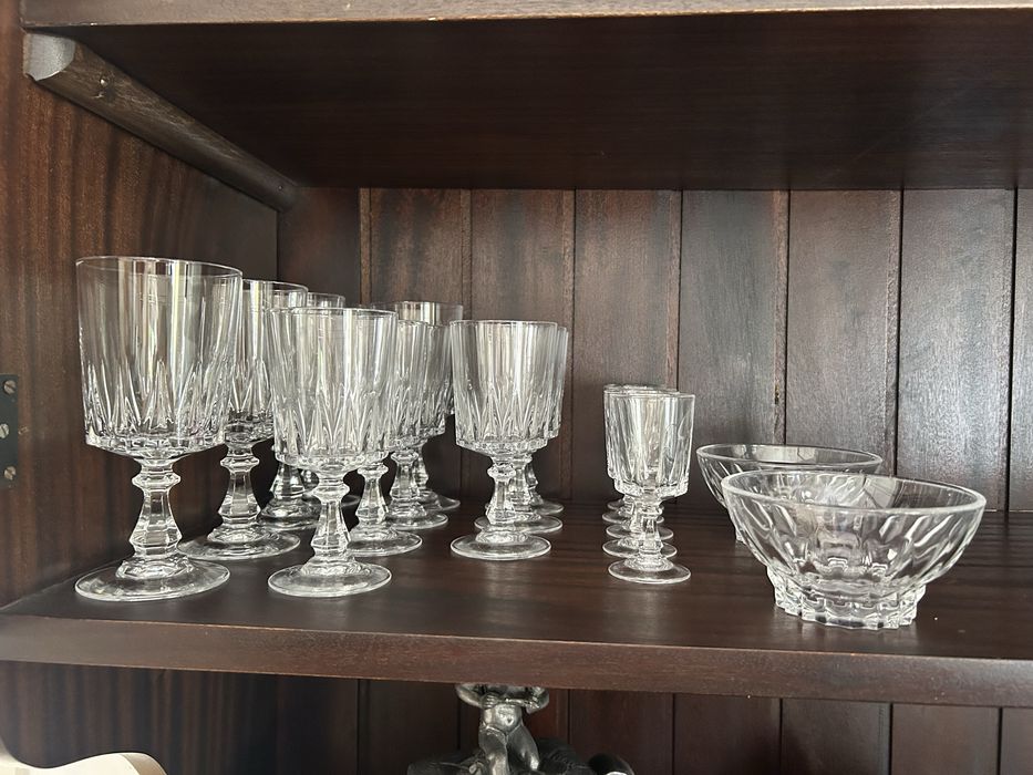 Conjunto de garrafa e copos e taças cristal