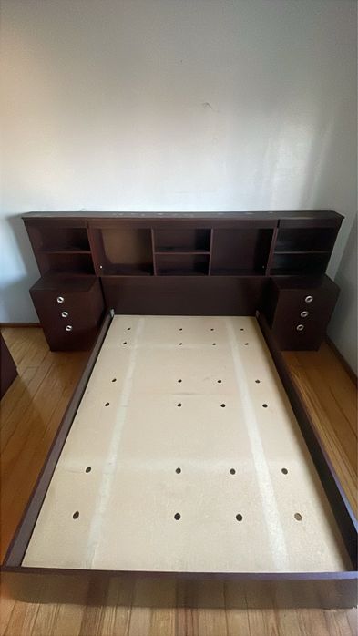 Cama Casal com Cabeceira em Madeira e Mesinhas Laterais