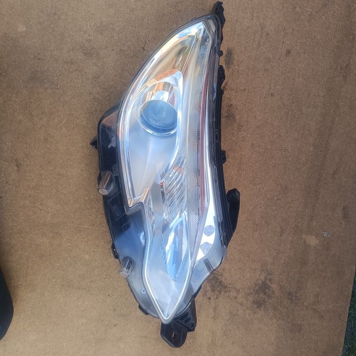 Peugeot 2008 lampa prawa