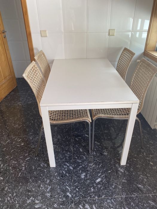 Mesa e cadeiras