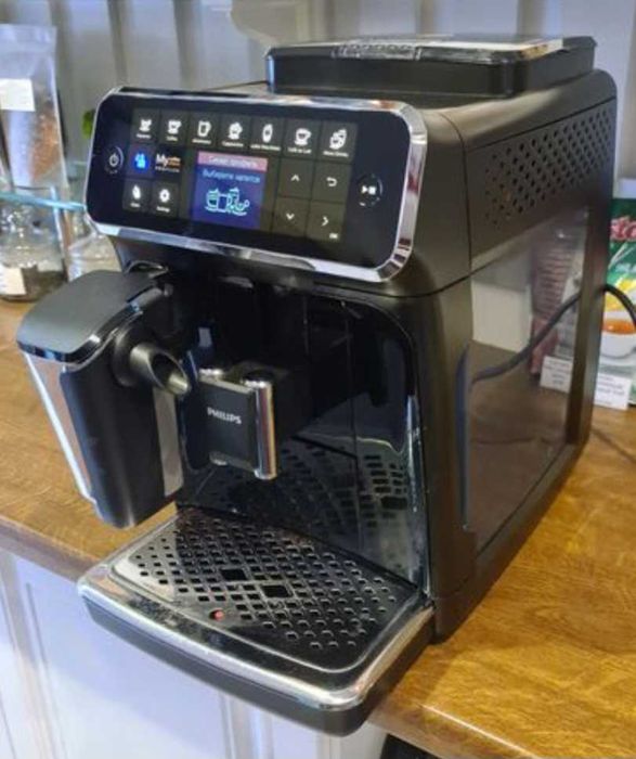 Кавомашина автоматична Philips Series 4300 LatteGo EP4400 капучинатор