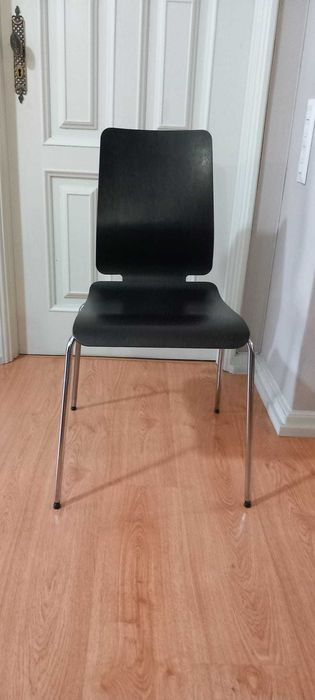Mobília/ Cadeira preta com seminova