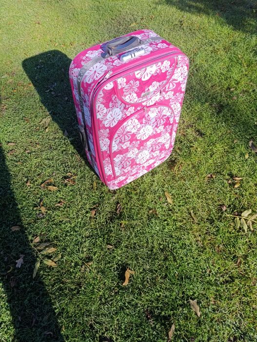 Sprzedam dużą walizkę.