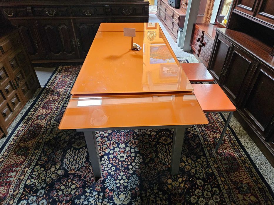 Conjunto de mesa em metal tampo em vidro e dois