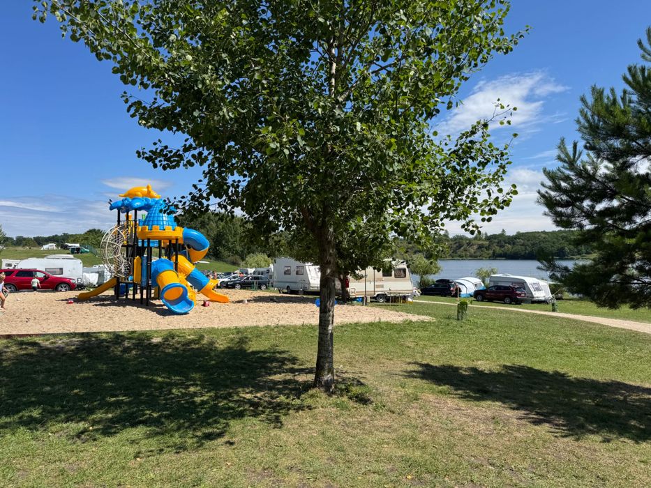 Domki nad jeziorem* Prywatna plaża * Pole namiotowe* Camping*