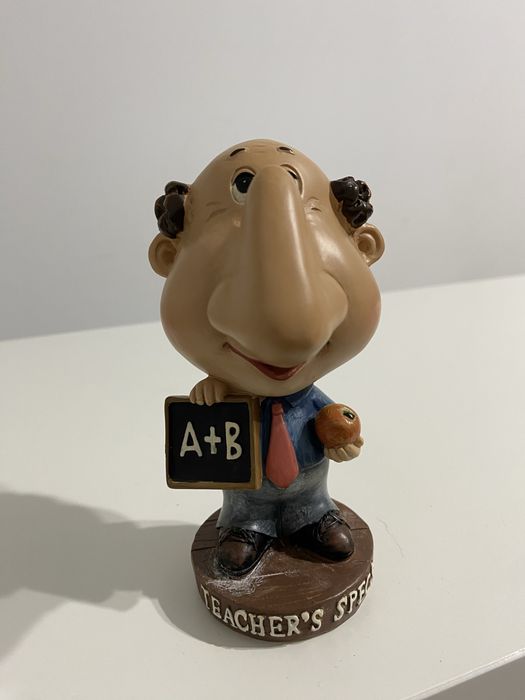 Figurka uchwyt na okulary do czytania