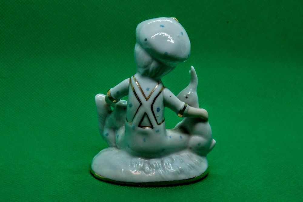 Estatueta antiga de menino em porcelana