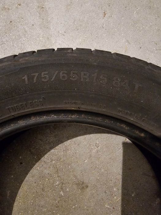 Pneus usados com meio piso