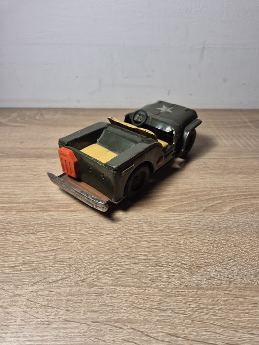 Blaszana zabawka, stare autko,  model Jeepa, lata 70